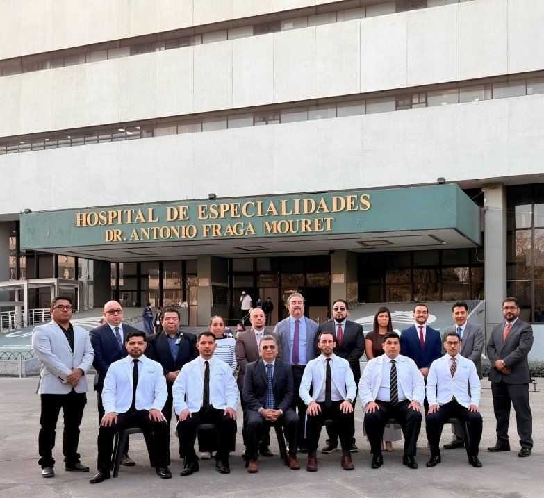 Dr. Enrique Zainos Guerra con colegas frente al Hospital de Especialidades